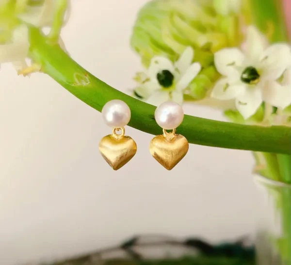 AAAAA Quality, 5-6mm white freshwater pearl earring, 18K Gold