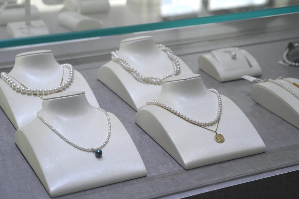 The Ultimate Guide to Freshwater Pearls: Where to Find, Buy, and Care for Them 1 The Ultimate Guide to Freshwater Pearls: Where to Find, Buy, and Care for Them