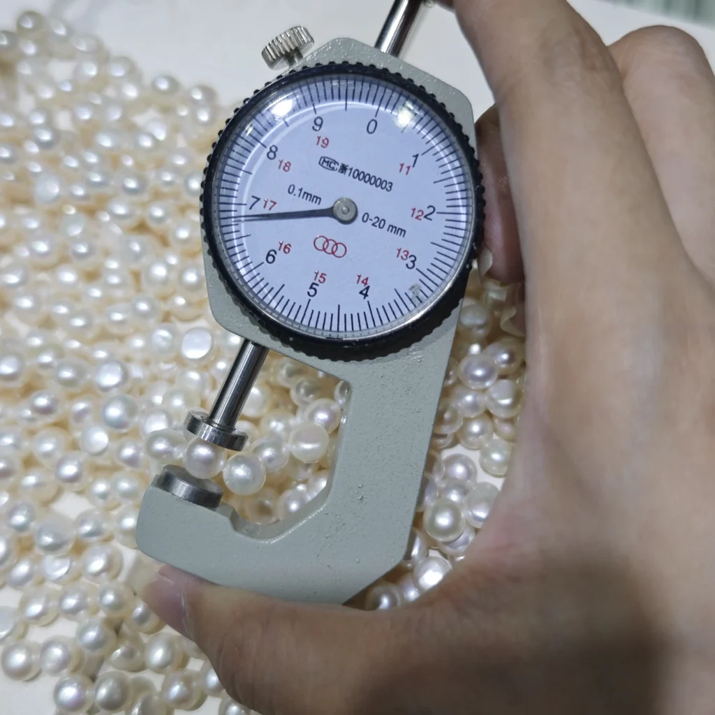 6-7mm ホワイトボタン型トップドリルフレッシュウォーターパールストランド、AAAグレード、16インチ