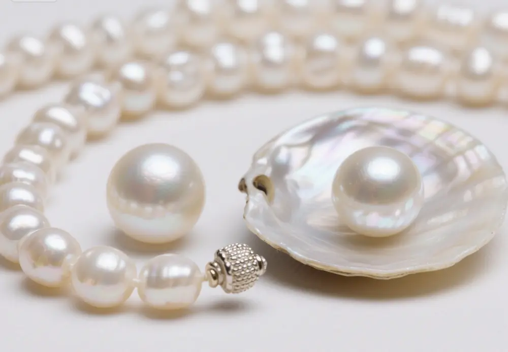 Edison Pearls vs. Akoya Pearls: 5 Key Differences That Will Surprise Every Pearl Lover 4 Making Your Choice: Edison Pearls vs. Akoya Pearls