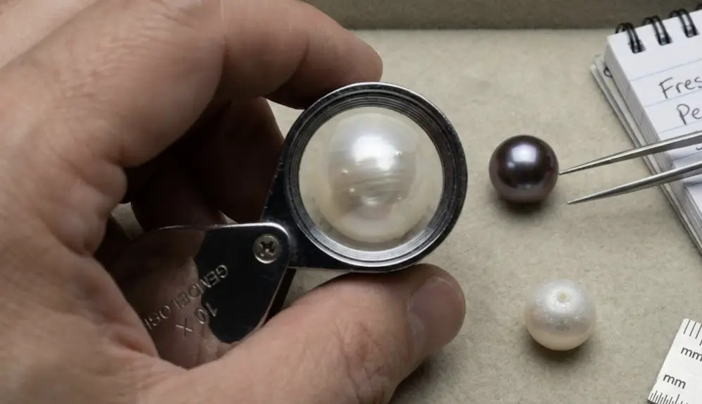 دليل المحترف لتحديد اللؤلؤة الحقيقية من المياه العذبة: ما وراء اختبار الأسنان 4 دليل المحترفين لتحديد اللؤلؤ الطبيعي العذب: ما وراء اختبار الأسنان