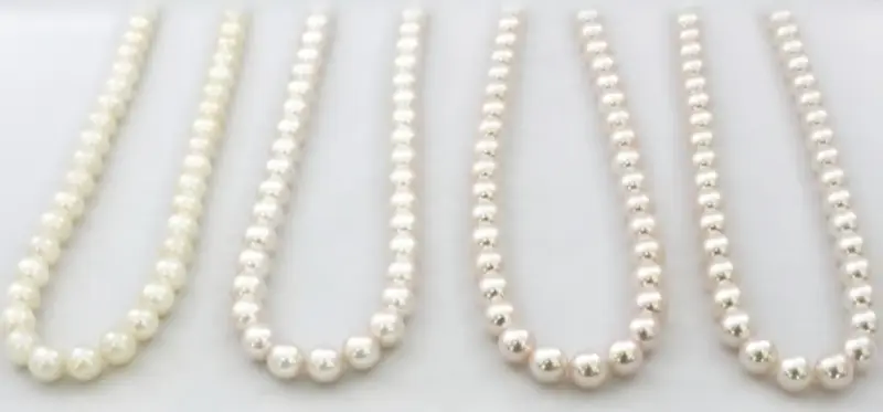 How to Evaluate Wholesale Pearl Samples Before Placing a Wholesale Order 2 Check the pearl luster